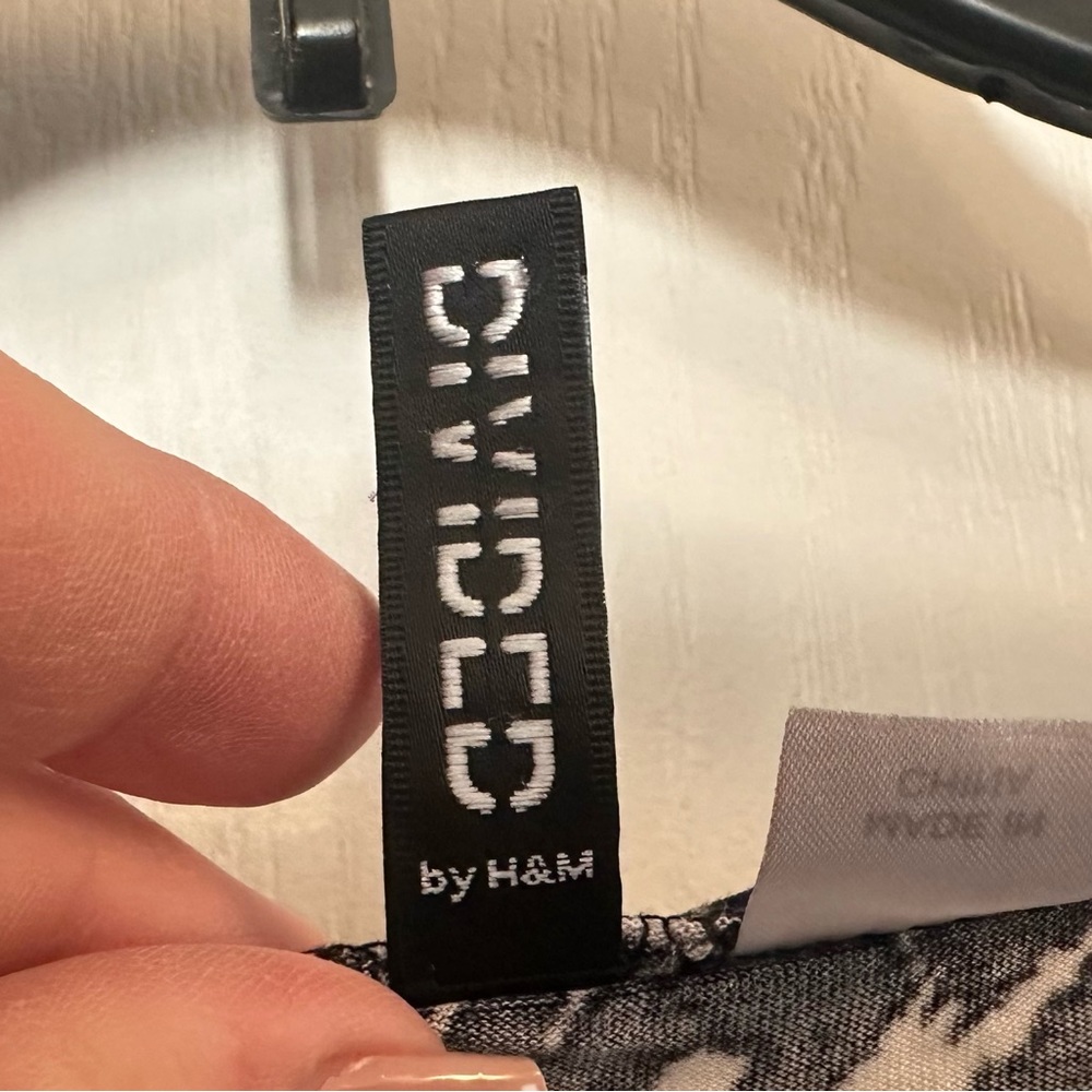 Divided by H&M women’s blouse - Picture 4 of 6